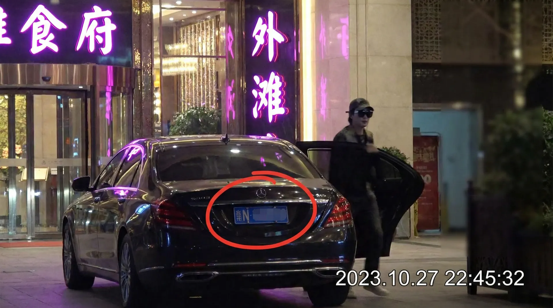 吃瓜暗网 - 豪车餐厅外偷拍